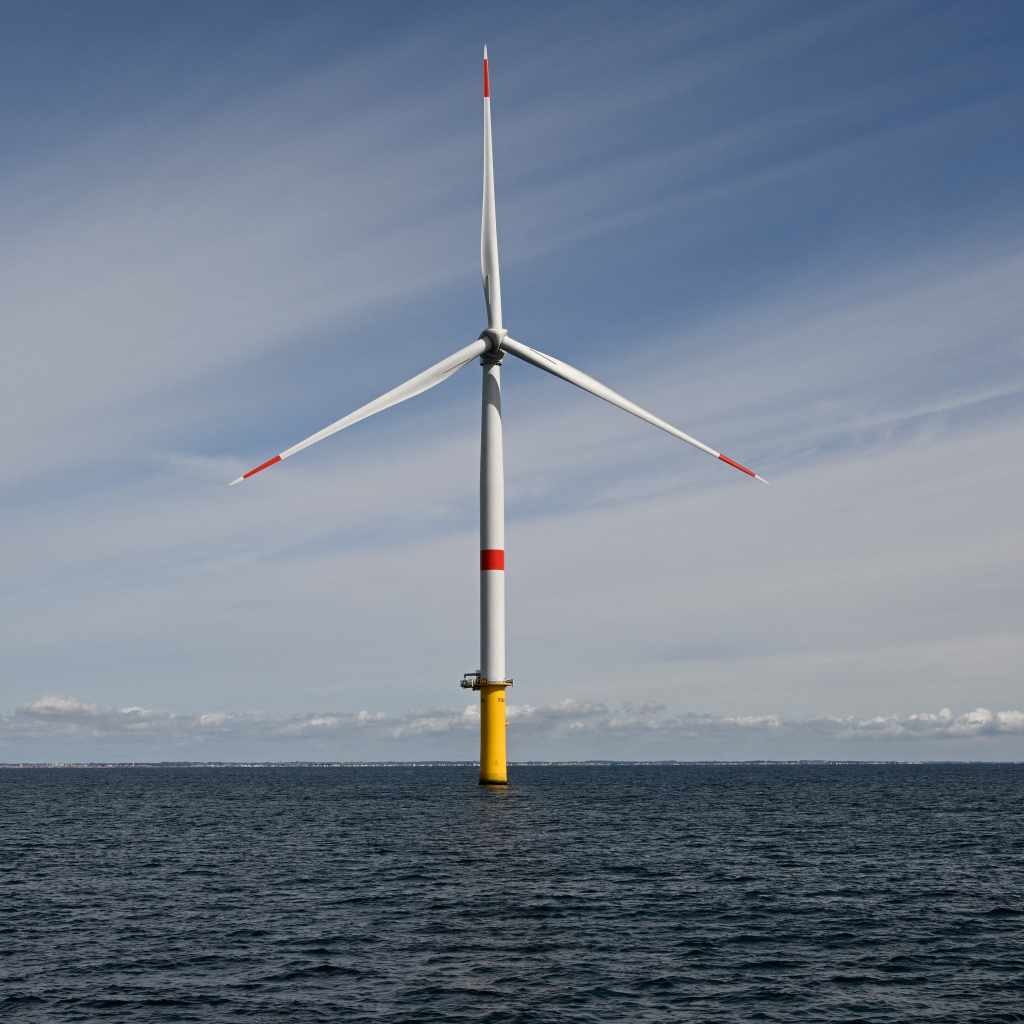 Floating wind turbines. Countries bring energy from high seas ابتكر